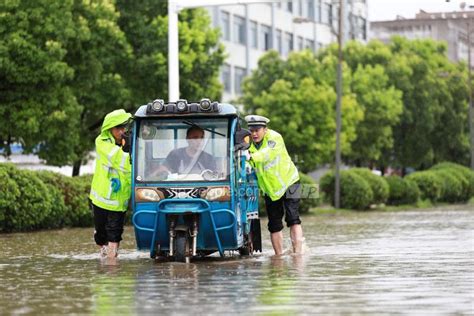 安徽铜陵普降暴雨 交警水中保畅通-人民图片网