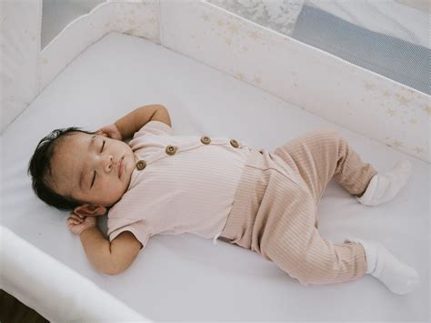 When can babies drink water? 7 things to know before you give it to ...