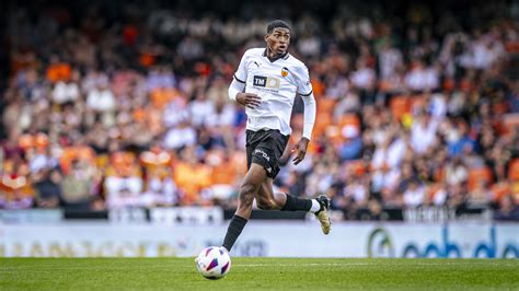 Cristhian Mosquera, el mejor defensa de LALIGA EA Sports 23-24 - Valencia CF