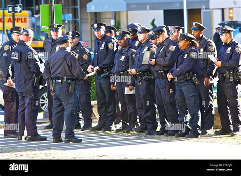 How much does a police officer make an hour in new york - sartone