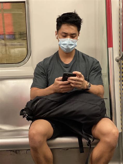 网友偷拍下了地铁里的这一幕：我们本可温暖一点 - 知乎