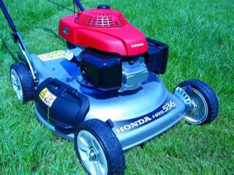 Rasaerba tosaerba Honda HRS536C che polverizza l'erba del  