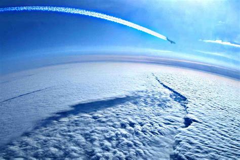 历史上的今天2月1日_2003年美国哥伦比亚号航天飞机在执行第28次飞行任务中，于返回大气层时解体，7名宇航员遇难。