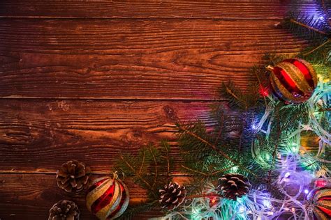 Fir tree branches with baubles and garland | Free Photo