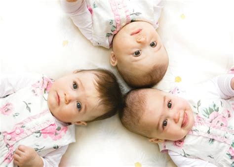 三胞胎,新生儿,男孩,裹毯,可爱的,请柬,兄弟,家庭,边框,模板摄影素材,汇图网www.huitu.com