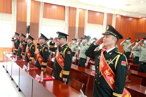 东部战区陆军首次为转业干部集中举办退役仪式_手机新浪网