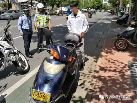 女子超载驾驶摩托车被拦 竟以为交警想要打车