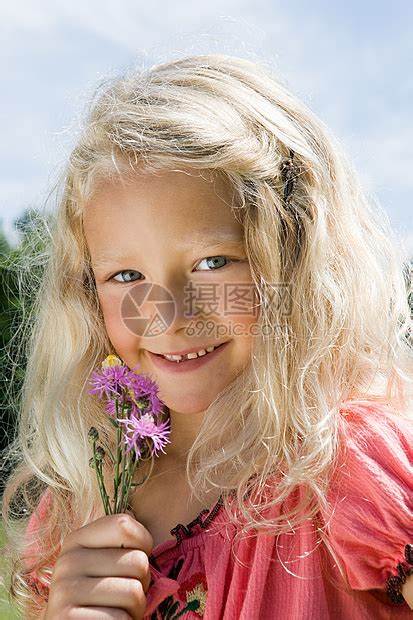 拿花的女孩高清图片下载-正版图片501502948-摄图网