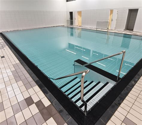 Movable pool floor for public pools