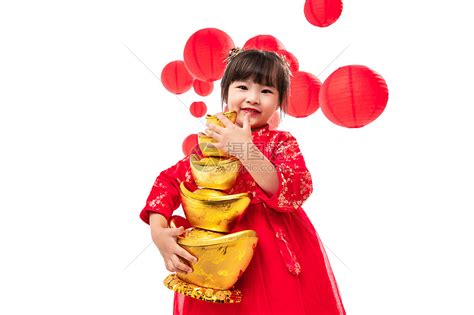 可爱的小女孩抱着一摞金元宝高清图片下载-正版图片507611642-摄图网