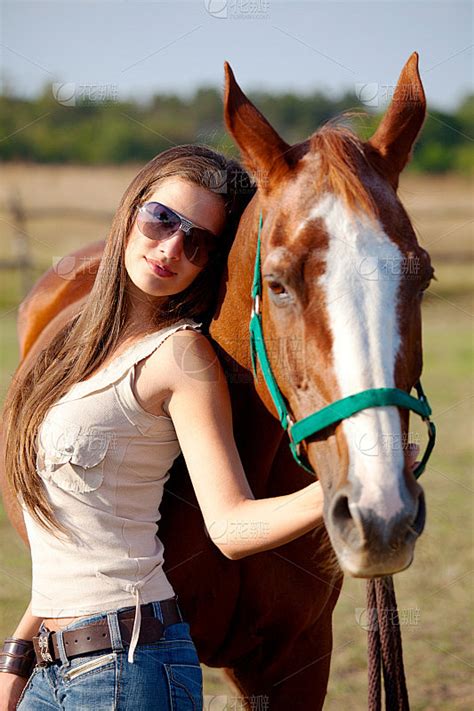 骑着马的女孩