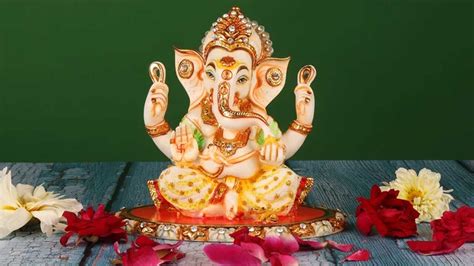 Lord Ganesha Laddu : వినాయకుడి చేతిలో లడ్డు ఎందుకు పెడతారు? | Why is a ...