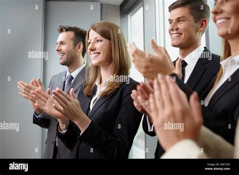 Business People Clapping 的图像结果