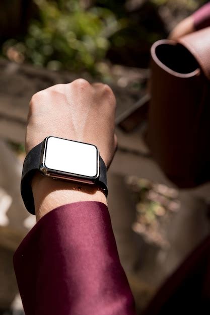 Close-up hand wearing watch | Free Photo