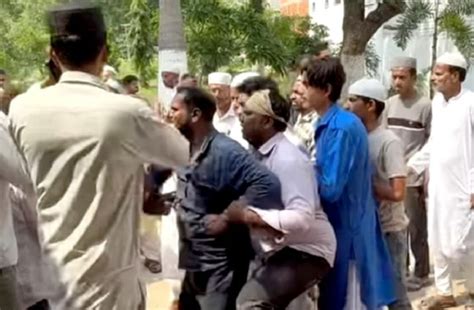 Jamshedpur clash in graveyard : महिला के जनाजे में पति के पुलिस का बैनर ...