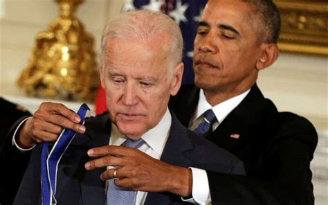 当年副总统拜登送别会，奥巴马为其颁发勋章_哔哩哔哩_bilibili