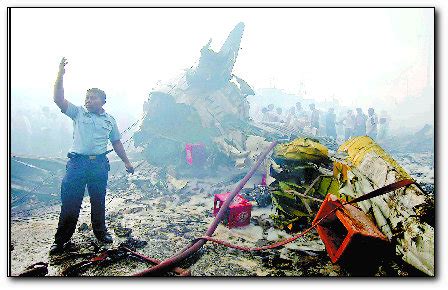印尼客机起飞时坠毁居民区(组图)_新闻中心_新浪网