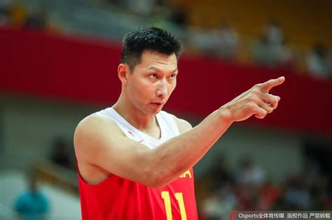 王哲林抵达北京与男篮会合 后卫线10日内回归