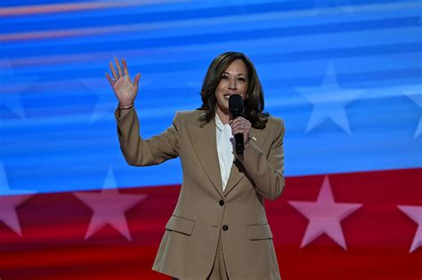 Is Kamala Harris’ tan Chloé suit a playful nod to President Obama? | CNN
