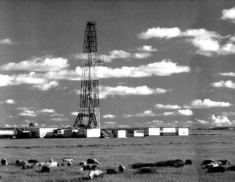 老照片：上世纪七十年代大庆油田，工人们热火朝天抓生产