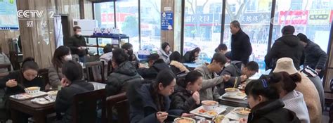 武汉45万餐饮从业者谈判实现最低工资上浮30%_新闻中心_新浪网