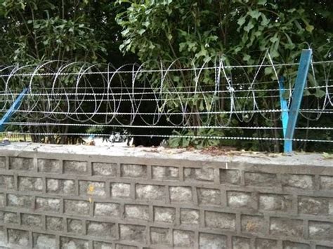 G.i. Razor Blade Wires - Boundary Wall Fencing concertina coil ...