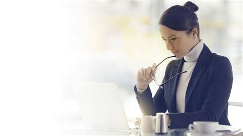 Businesswoman Wallpaper for Laptop 的图像结果