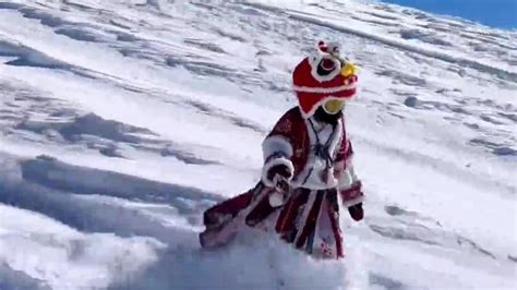 新疆四岁女孩穿汉服滑雪，如御剑飞行，引发网友热议 - 哔哩哔哩
