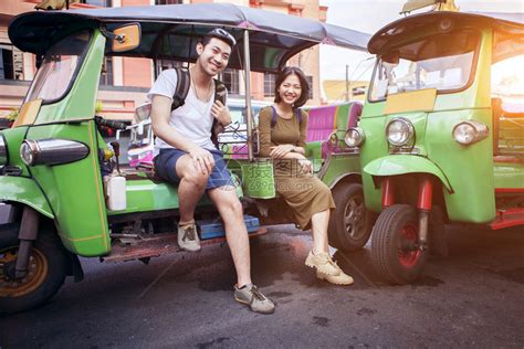 游客微笑嘟车坐在tuk曼谷泰国的年轻旅行夫妇高清图片下载-正版图片307638031-摄图网