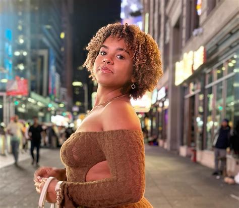 Danae Davis: Age, Family And Career Highlights! - Homeglowery