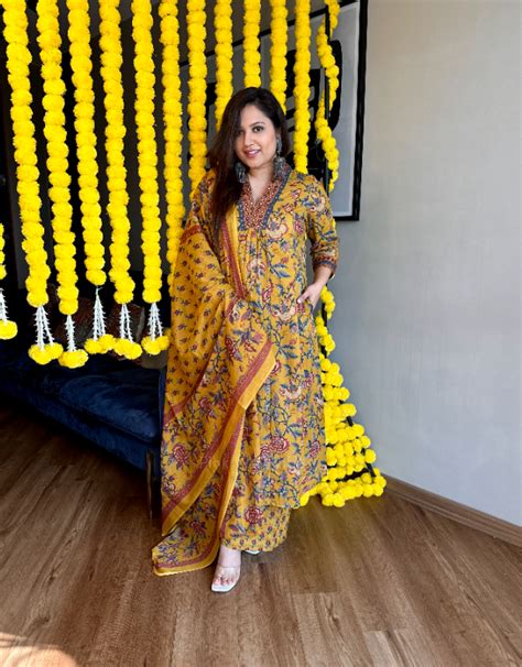 Indian traditional dresses for women in India at Pink Wardrobe Vadodara