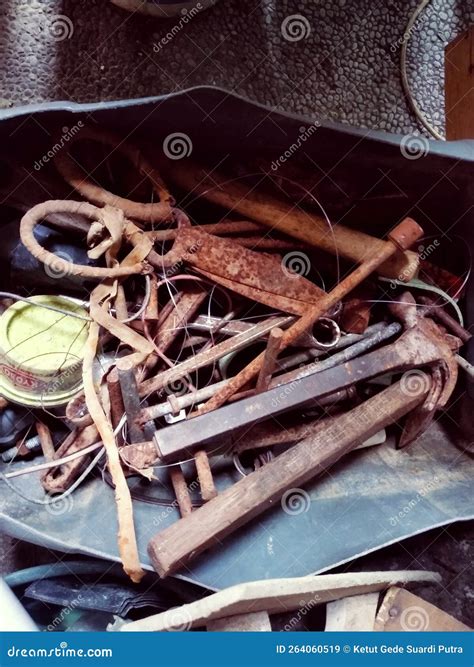 Rusty Tool Box Repair 的图像结果