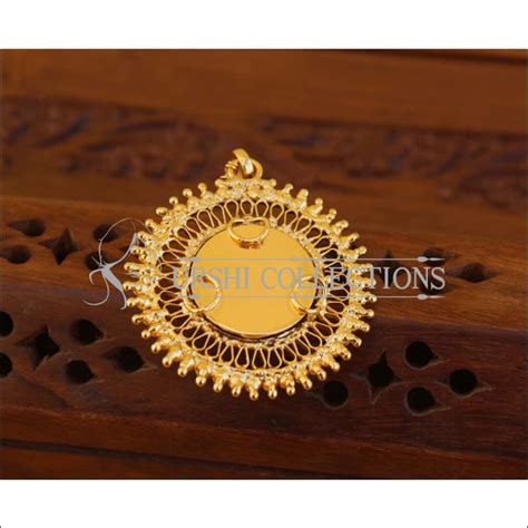 Kerala style gold plated Krishna pendant M998 – Urshi Collections