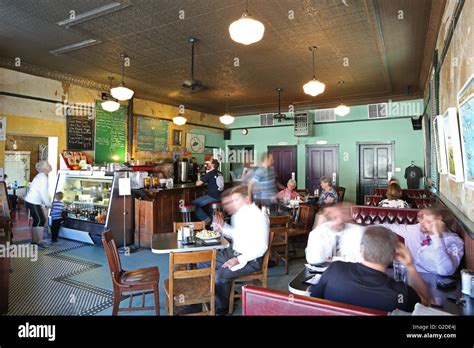 Busy Restaurant 的图像结果