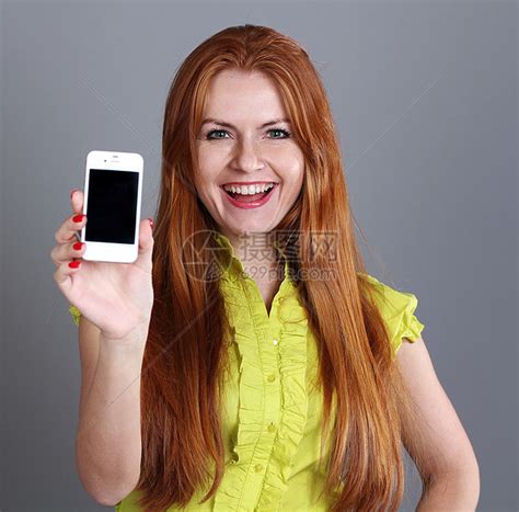 美丽的年轻女子工作室手机产品微笑女孩电话红发展示快乐广告高清图片下载-正版图片321787955-摄图网