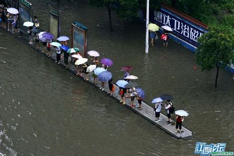 热热热！武汉市民扎堆到江边戏水|长江大桥|武汉|高温_新浪新闻