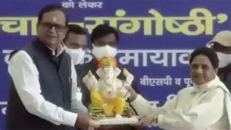 Prabuddh Sammelan: शंख, मंत्र, त्रिशूल और गणेश के साथ दिखीं Mayawati ...