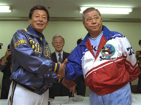 1995年、日本シリーズを前に、オリックス・仰木監督（左）と握手を交わすヤクルト監督時代の野村克也さん。（7/17）－プロ野球南海、ヤクルト ...