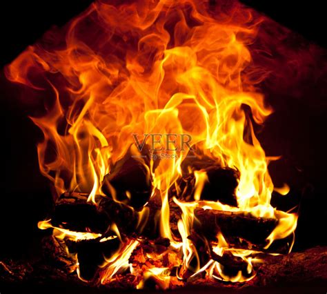 在壁炉的灼烧的木头 库存照片. 图片 包括有 在壁炉的灼烧的木头 - 34251512
