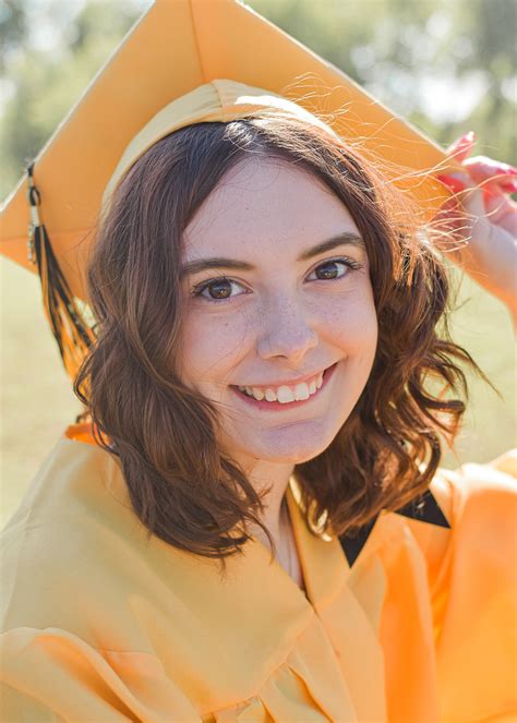 Graduation Portrait 的图像结果