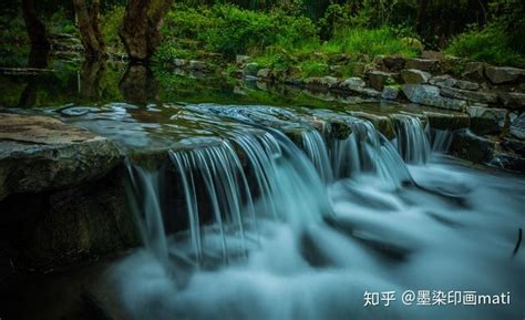 流水_高清实拍潺潺的小河流水以及石头缝里的一个金属物实拍视频素材模板下载_图客巴巴