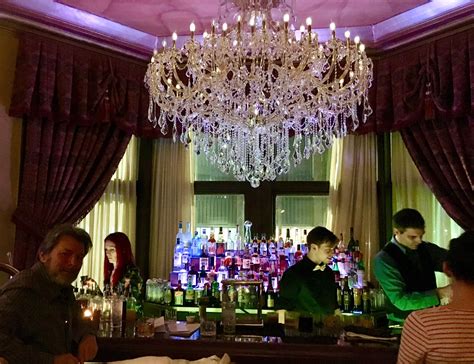 The Chandelier in The Detroit Club Library. : r/Michigan