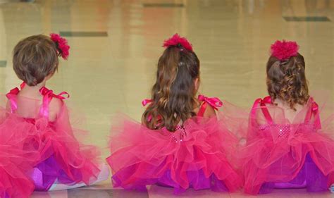 First Class Students Dance Performance 的图像结果