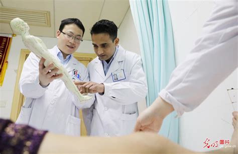 【光明图刊】尼泊尔留学生与中国的医学之缘 _光明网