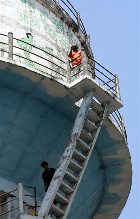 Bhopal: To make his demand heard loud & clear, aggrieved man scales ...
