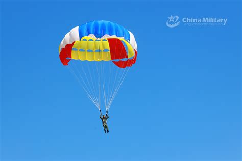 Pilot Parachuting 的图像结果