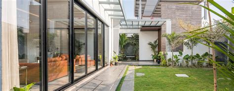 A Millionaire’s House Gets a Stylish Boost with a Central Courtyard ...