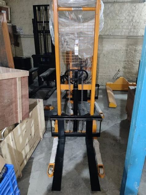 Material Handling Equipments - Manual Hydraulic Scissors Lift Table ...