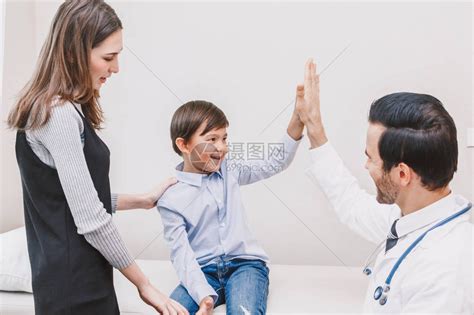 医生在医院里和病人男孩打5个招呼高清图片下载-正版图片505385426-摄图网