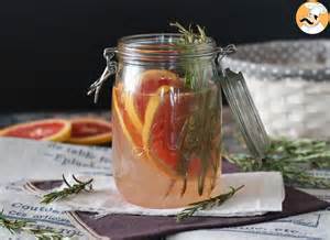 Grapefruit and rosemary flavored water: the detox drink without added sugar